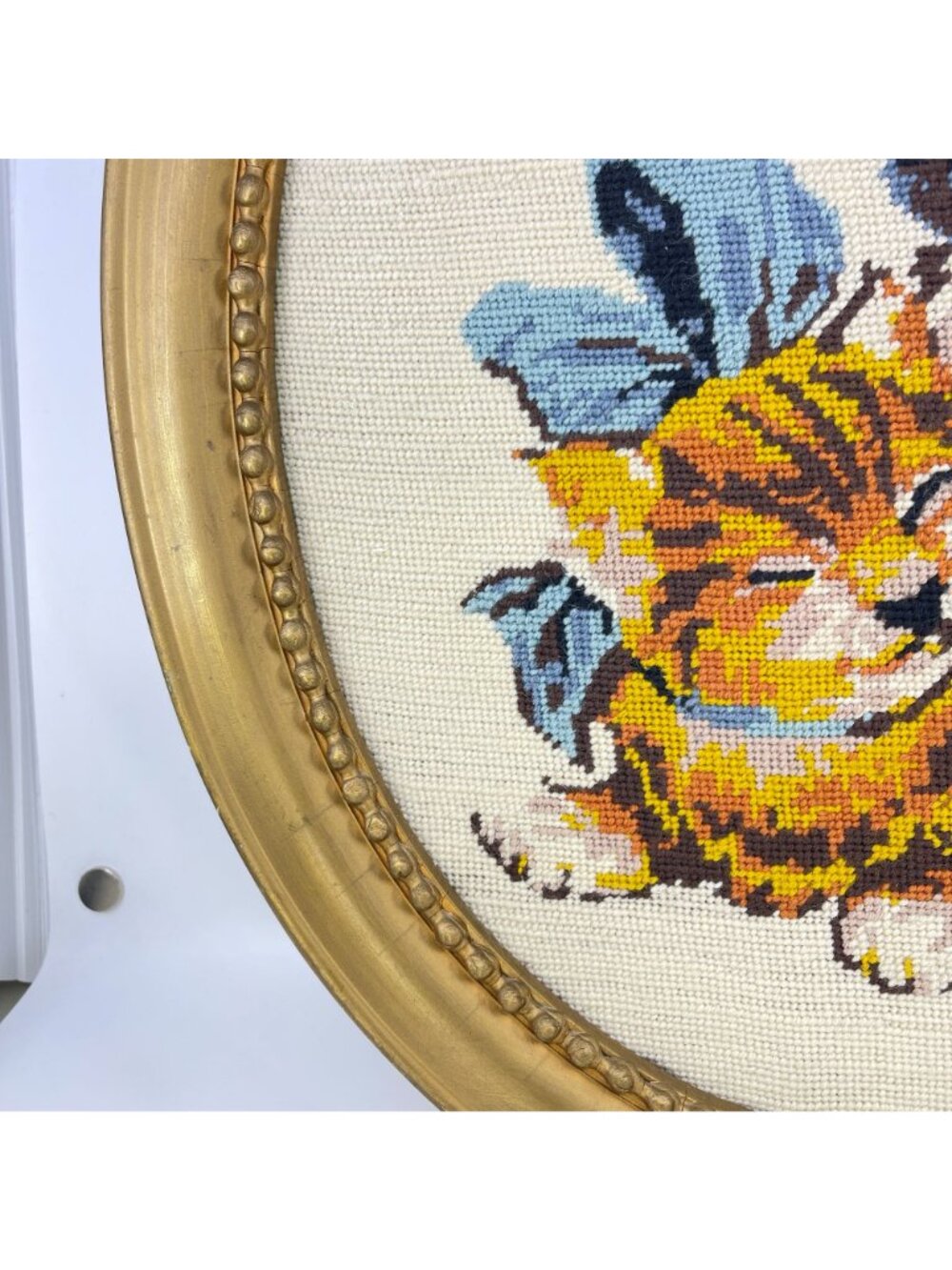 vintage hand-stitched needlepoint kitten artwork in gold oval frame - Picture 6 of 12